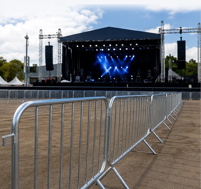Grades de contenção em frente a palco de show
