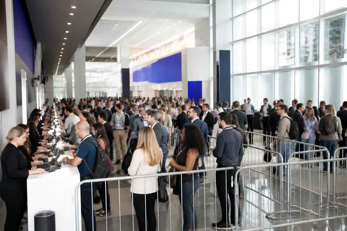Grades de contenção organizando o fluxo de participantes no credenciamento de um congresso